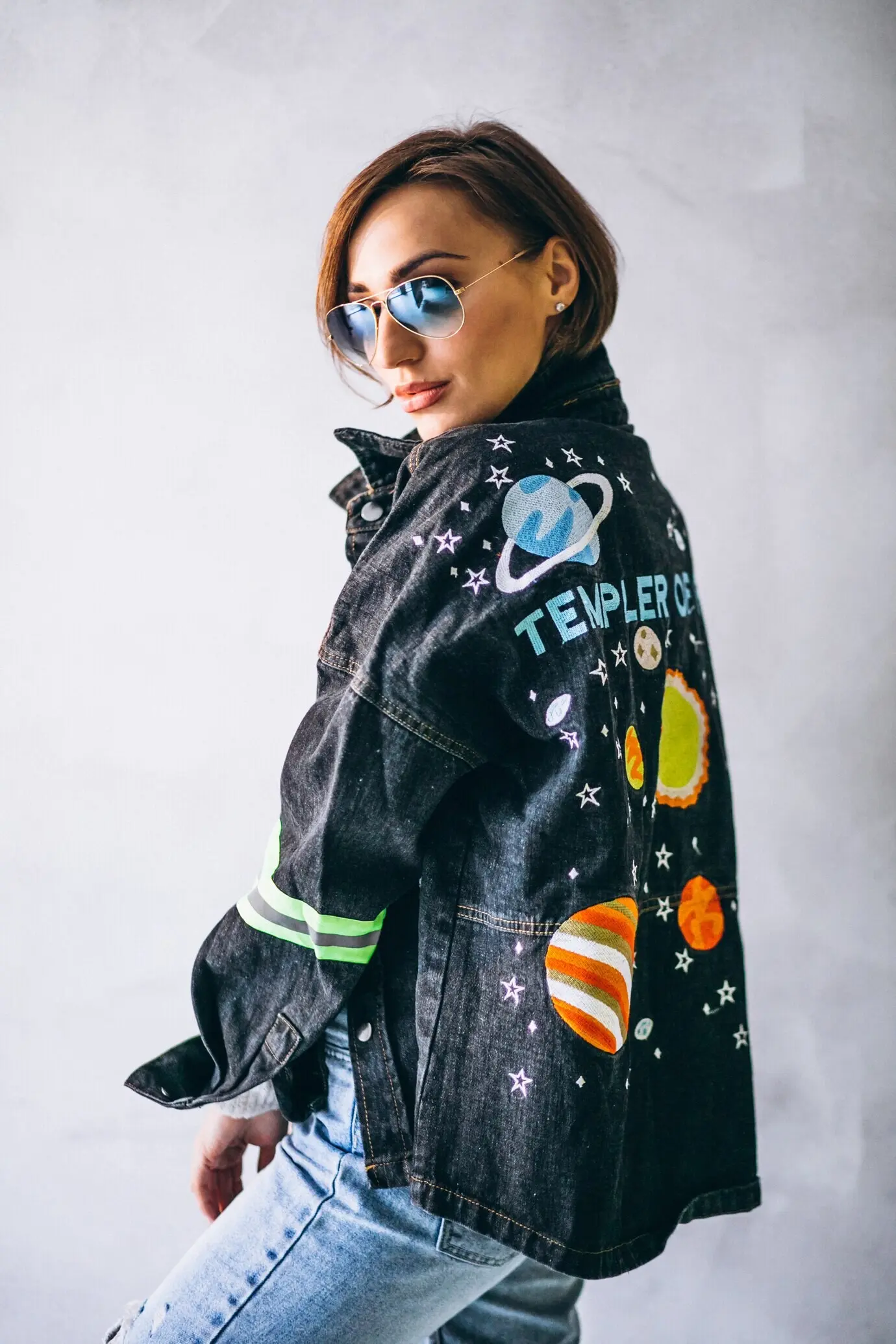 Weibliches Model präsentiert Winterkleidung