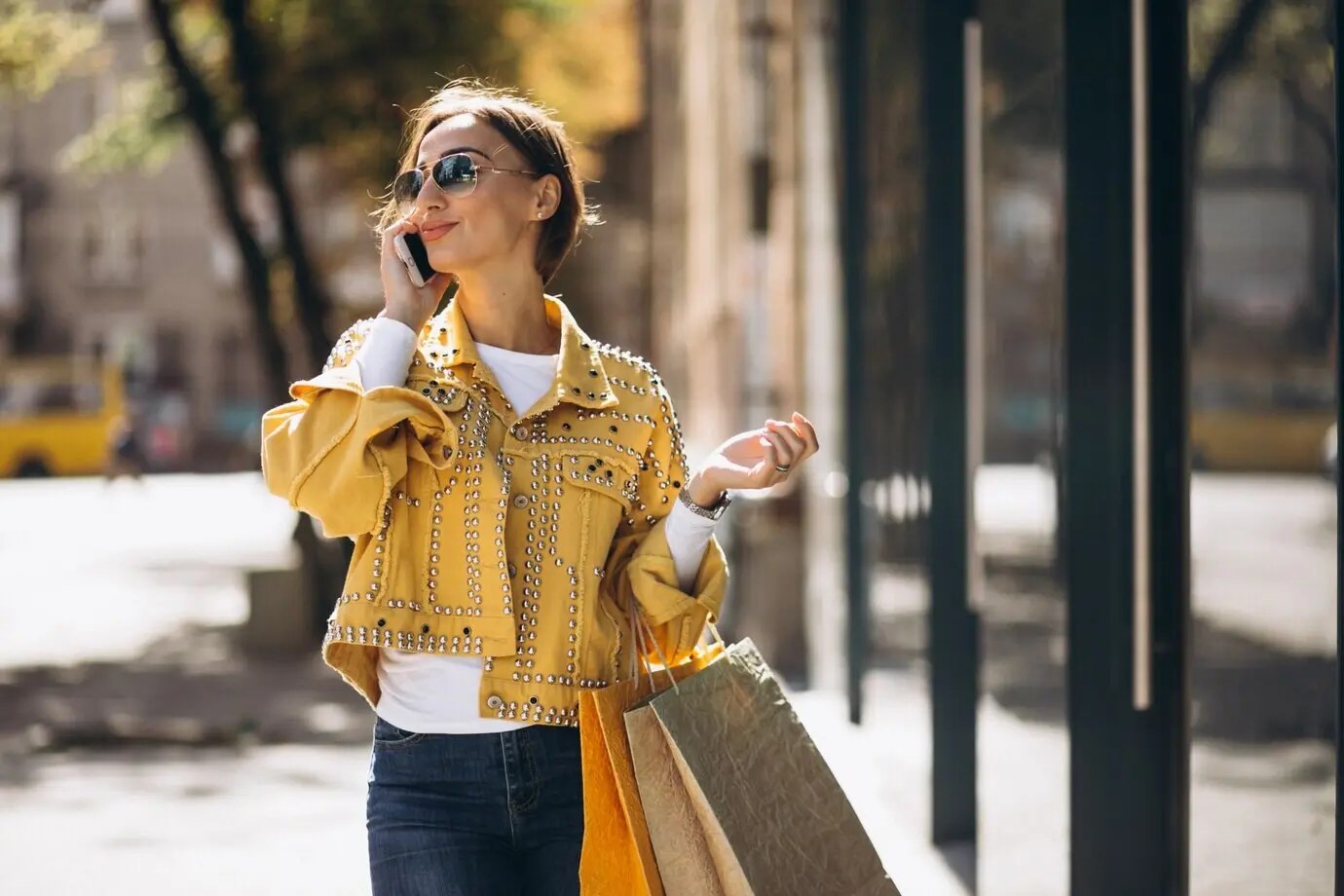 Junge Frau mit Einkaufstaschen in der Stadt